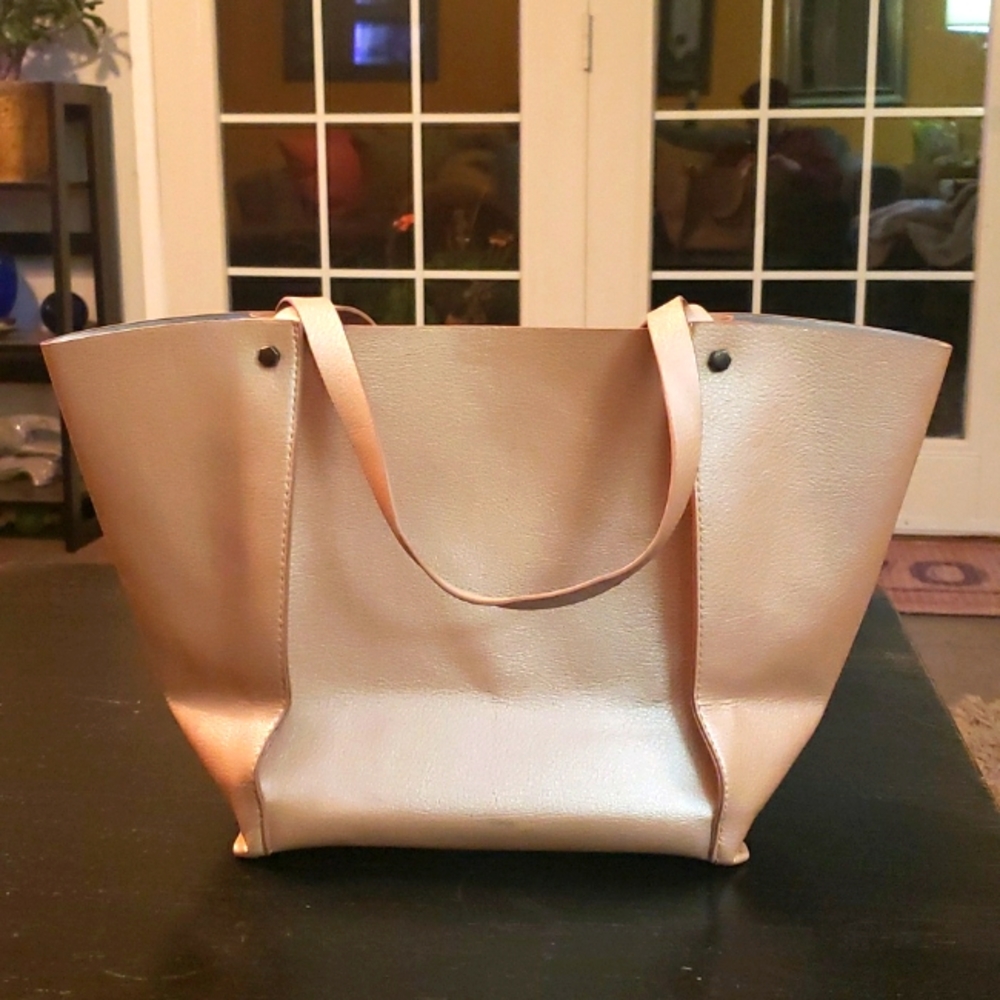 NEIMAN MARCUS SOFT GOLD SLOUCHY TOTE BAG! NWOT.SILVER LINING AND RIVETED STRAPS.